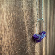 Cargar imagen en el visor de la galería, This beautiful cluster of natural rough Amethyst stones are set on a sterling silver half-circle, hung from a dainty sterling silver satellite curb chain, and finished with a vintage-inspired pearl box clasp.
