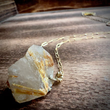 Cargar imagen en el visor de la galería, Collar con colgante de lágrima de cuarzo rutilado en oro
