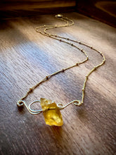 Cargar imagen en el visor de la galería, Raw Citrine Gold Pendant Necklace
