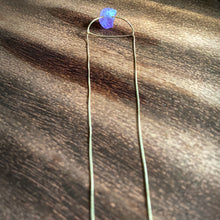 Cargar imagen en el visor de la galería, A pastel purple crystal point of Fluorite hangs from a hammered 14K gold-fill half-circle pendant and is strung along a dainty 14K gold-fill curb chain, then finished with a vintage-inspired pearl box clasp. 
