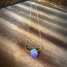 Cargar imagen en el visor de la galería, A pastel purple crystal point of Fluorite hangs from a hammered 14K gold-fill half-circle pendant and is strung along a dainty 14K gold-fill curb chain, then finished with a vintage-inspired pearl box clasp. 
