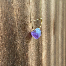 Cargar imagen en el visor de la galería, A pastel purple crystal point of Fluorite hangs from a hammered 14K gold-fill half-circle pendant and is strung along a dainty 14K gold-fill curb chain, then finished with a vintage-inspired pearl box clasp. 
